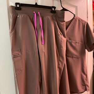 Figs Smokey Taupe one pocket top M, joggers M
